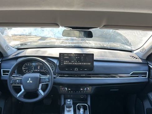 Used 2025 Mitsubishi Outlander SE image 3