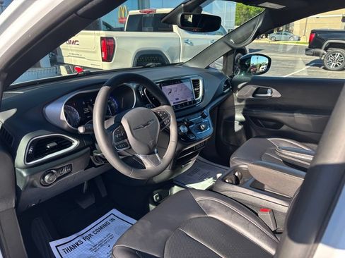 Used 2025 Chrysler Pacifica Select FWD image 13
