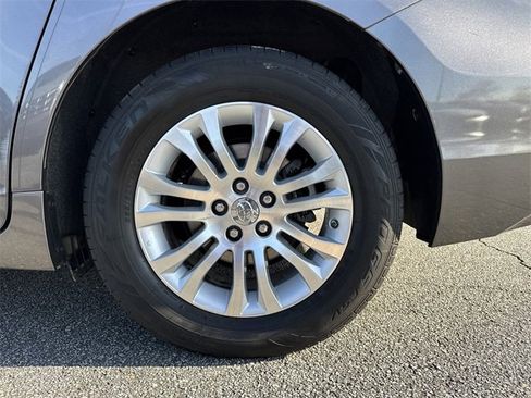 Used 2015 Toyota Sienna L image 19