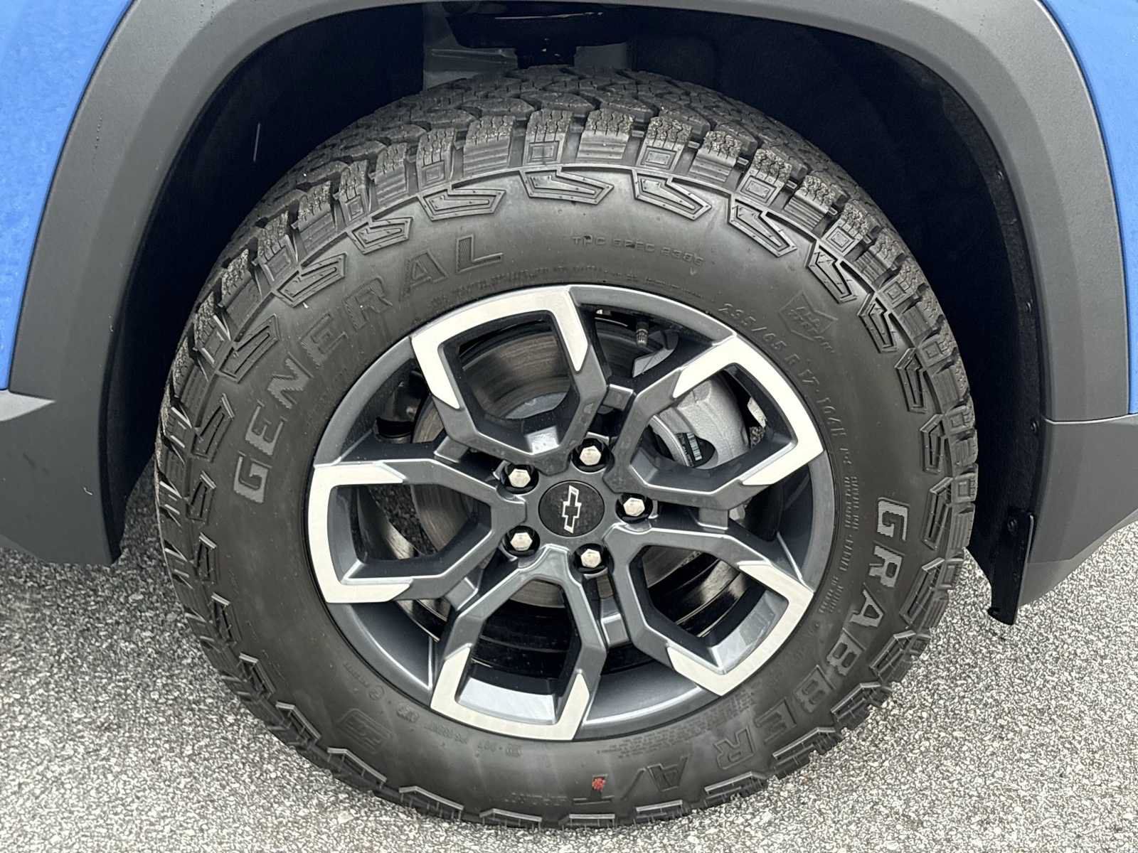 New 2026 Chevrolet Equinox ACTIV w/ Convenience Package III AWD/4WD image 32