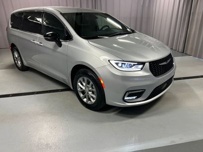 New 2026 Chrysler Pacifica Select