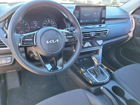 Used 2023 Kia Seltos S image 2