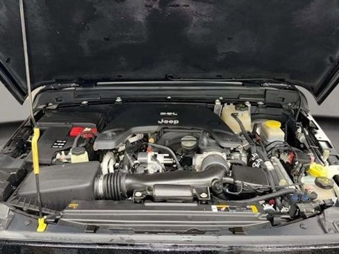 Used 2021 Jeep Wrangler Unlimited Sahara image 9