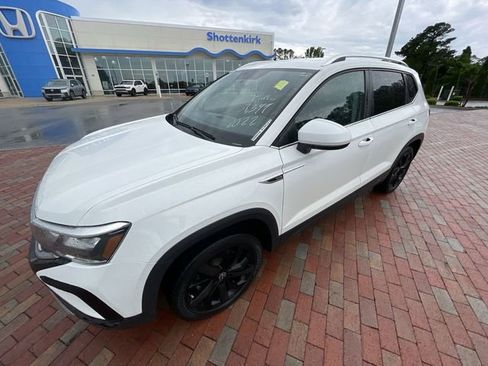 Used 2022 Volkswagen Taos SE FWD image 10