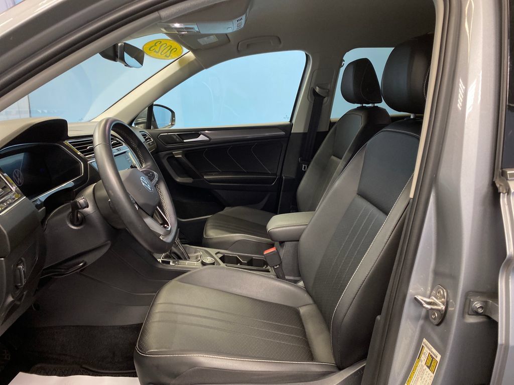Used 2023 Volkswagen Tiguan SE AWD/4WD image 9