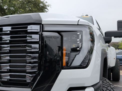 Used 2025 GMC Sierra 3500 Denali Ultimate AWD/4WD image 3