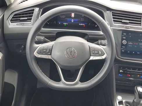 Used 2023 Volkswagen Tiguan SE w/ Panoramic Sunroof Package image 12