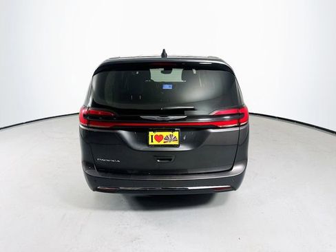 Used 2023 Chrysler Pacifica Touring-L FWD image 8
