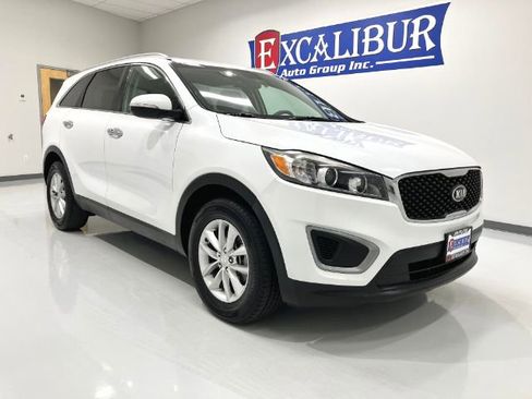 Used 2016 Kia Sorento LX image 2
