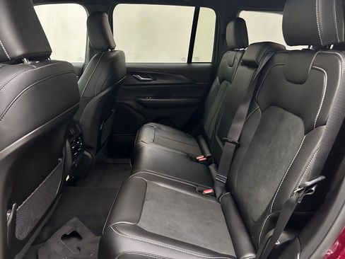 New 2025 Jeep Grand Cherokee Altitude image 14