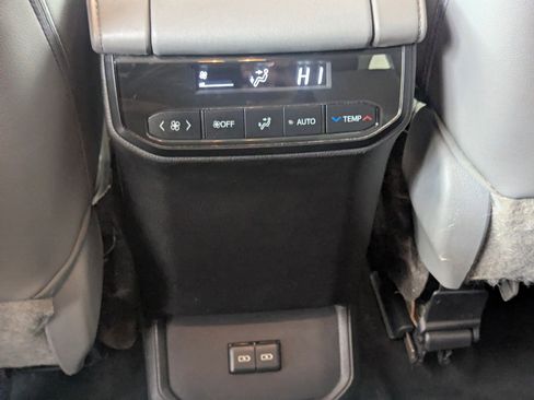 Used 2023 Toyota Highlander XLE image 25