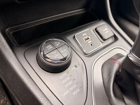 Used 2019 Jeep Cherokee Trailhawk w/ Comfort/Convenience Group AWD/4WD image 23