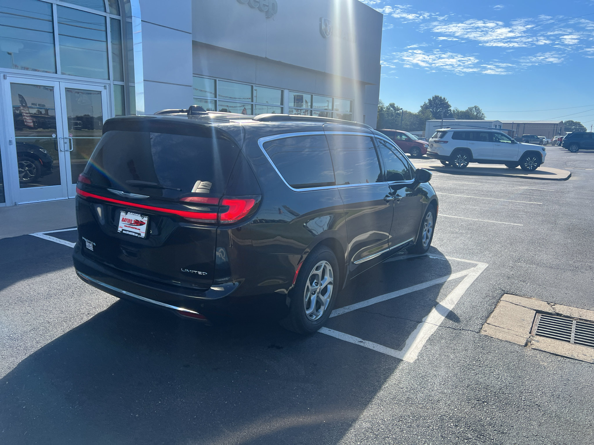 Used 2023 Chrysler Pacifica Limited FWD image 9