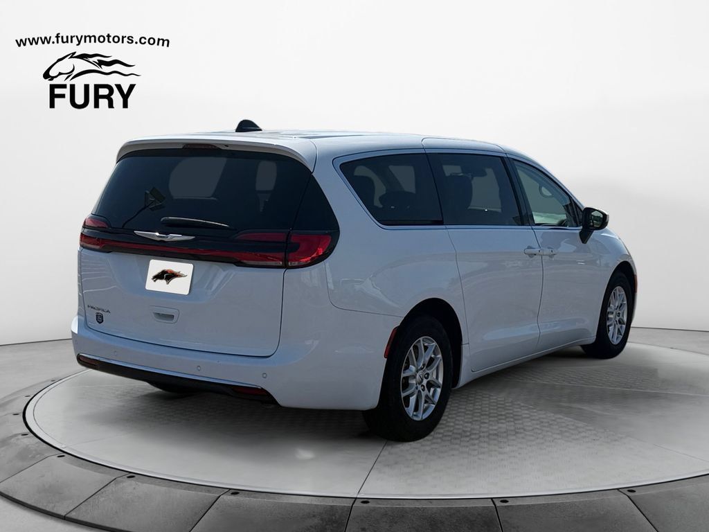 Used 2023 Chrysler Pacifica Touring-L FWD image 4