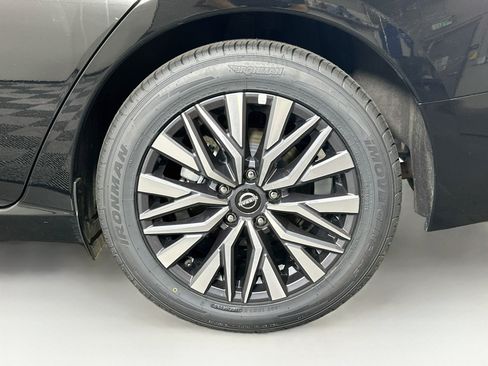 Used 2025 Nissan Altima 2.5 SV FWD image 11