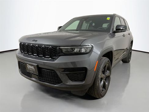 Used 2024 Jeep Grand Cherokee Altitude AWD/4WD image 4