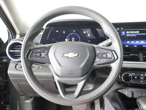 Used 2025 Chevrolet Trax LT FWD image 33
