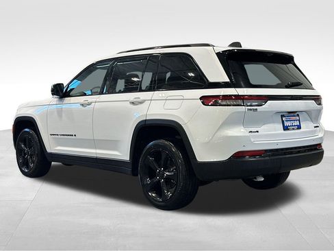 Used 2023 Jeep Grand Cherokee Limited w/ Luxury Tech Group II AWD/4WD image 5