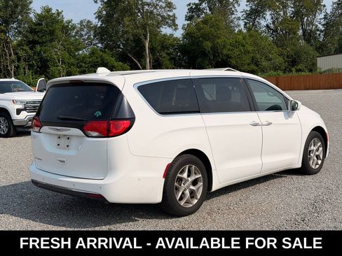 Used 2019 Chrysler Pacifica Touring Plus w/ Advanced Safetytec Group FWD image 6
