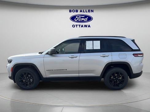 Used 2025 Jeep Grand Cherokee Altitude image 2