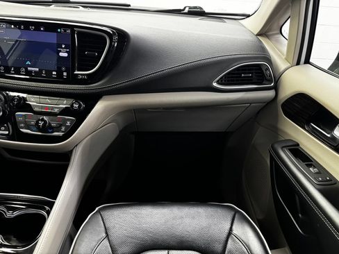 Used 2023 Chrysler Pacifica Limited FWD image 20