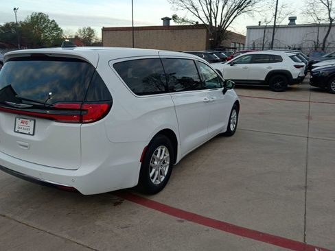 Used 2025 Chrysler Pacifica Select image 9