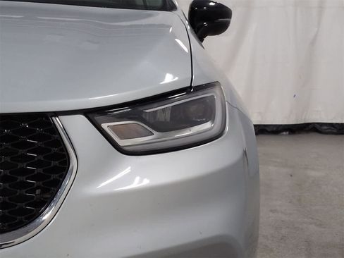 Certified 2024 Chrysler Pacifica Touring-L image 11