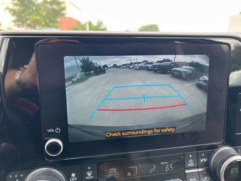 Used 2024 Toyota Highlander XLE AWD/4WD image 17