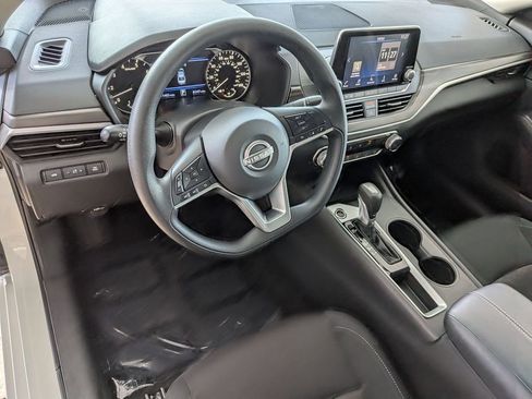 Used 2025 Nissan Altima 2.5 SV FWD image 13