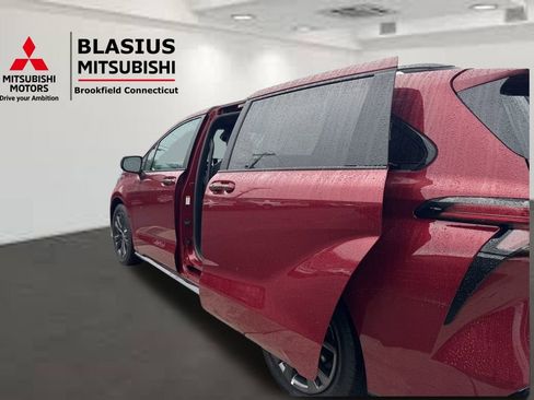 Used 2025 Toyota Sienna XSE w/ XSE Plus Package image 19