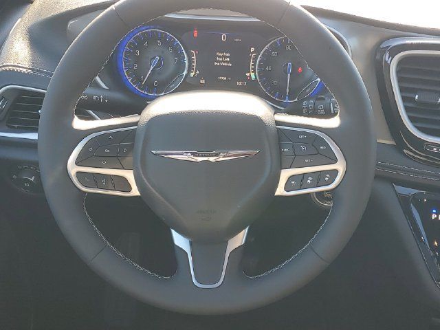 Used 2025 Chrysler Pacifica Select FWD image 13