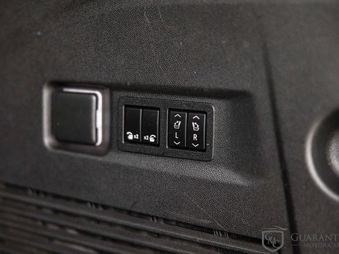 Used 2022 Chevrolet Suburban RST w/ Luxury Package image 19