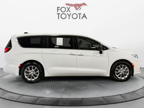 Used 2026 Chrysler Pacifica Limited FWD image 7
