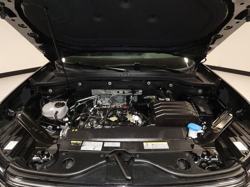 Used 2025 Volkswagen Atlas SE image 31