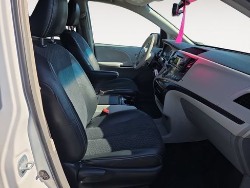 Used 2014 Toyota Sienna SE FWD image 10