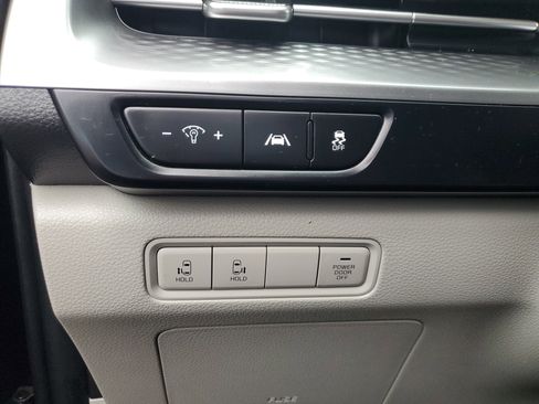 Used 2022 Kia Carnival LX image 28