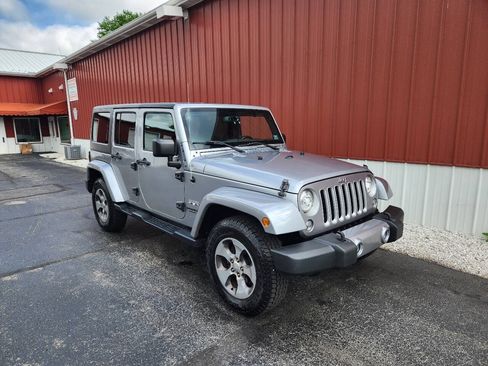 Used 2017 Jeep Wrangler Unlimited Sahara AWD/4WD image 5