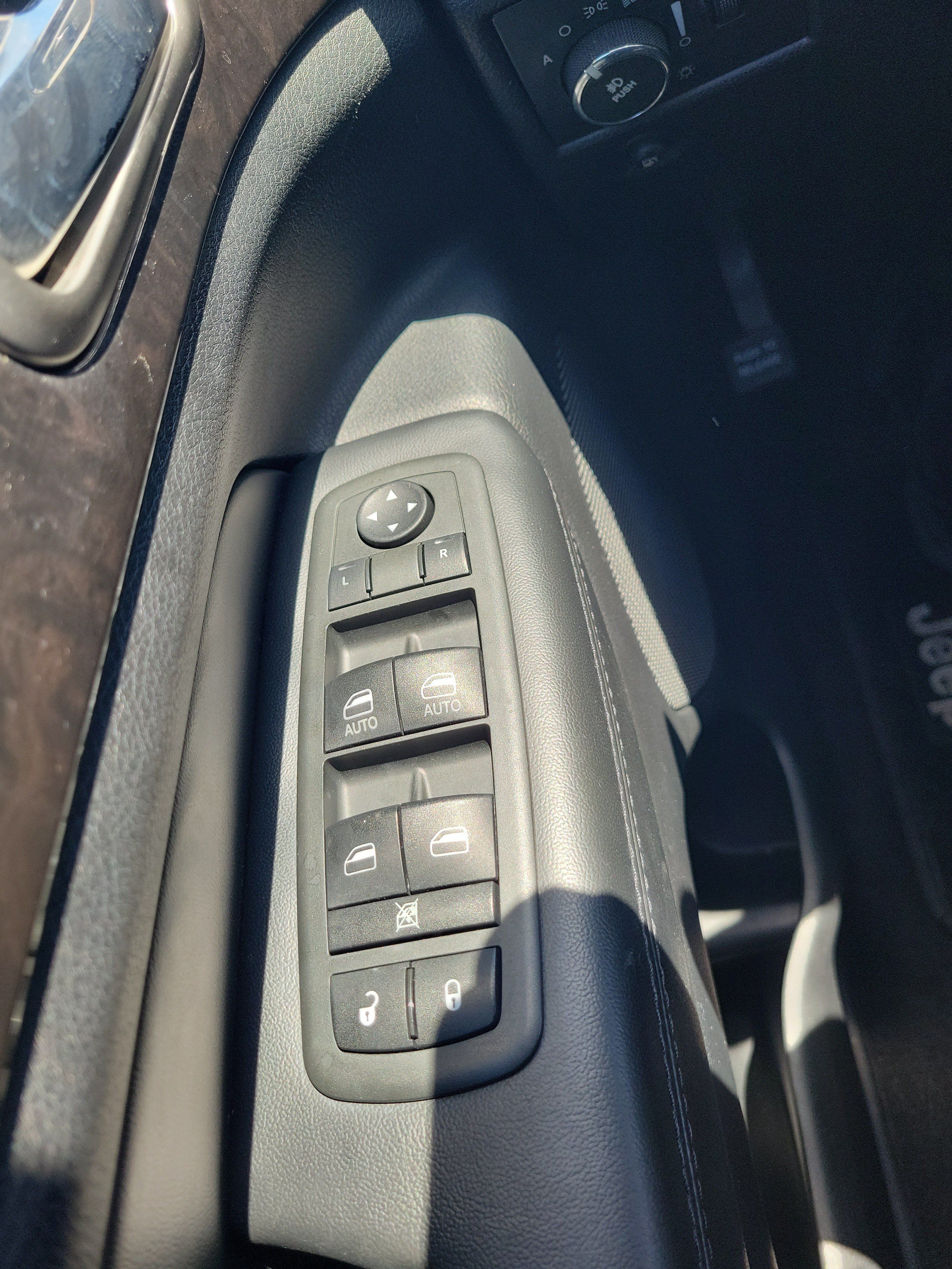 Used 2013 Jeep Grand Cherokee Laredo w/ Laredo E Group AWD/4WD image 22