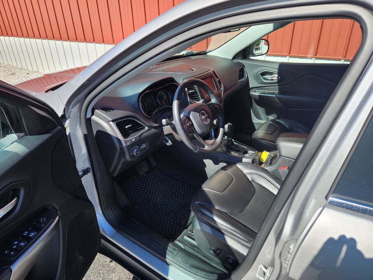 Used 2019 Jeep Cherokee Latitude Plus w/ Cold Weather Group AWD/4WD image 11