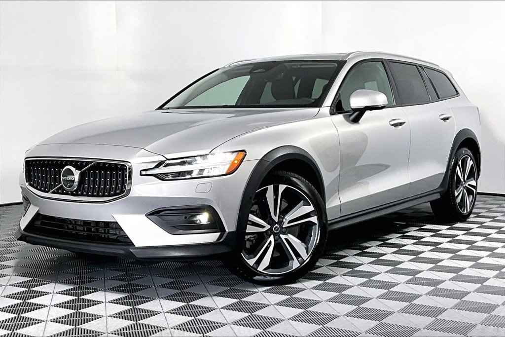 Used 2025 Volvo V60 B5 Cross Country Plus AWD/4WD image 2