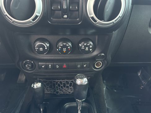 Used 2013 Jeep Wrangler Unlimited Sahara w/ Connectivity Group AWD/4WD image 28