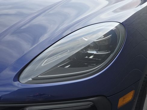 Certified 2022 Porsche Macan AWD/4WD image 17