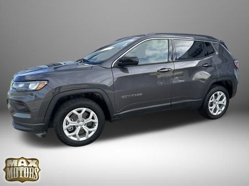 Used 2024 Jeep Compass Latitude image 2