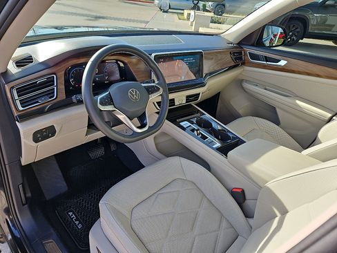 Used 2024 Volkswagen Atlas SE w/ Black Wheel Package image 12
