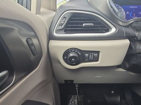 Used 2023 Chrysler Pacifica Touring-L FWD image 17