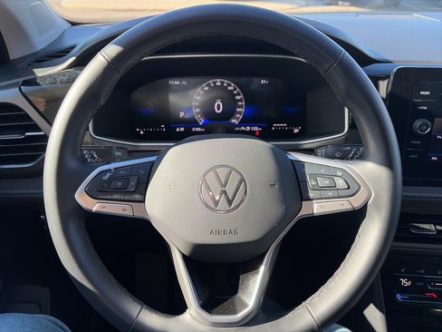 Certified 2025 Volkswagen Taos SE image 17