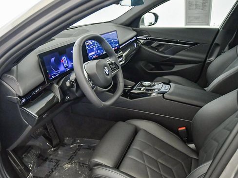 Used 2025 BMW 530i w/ Premium Package image 18