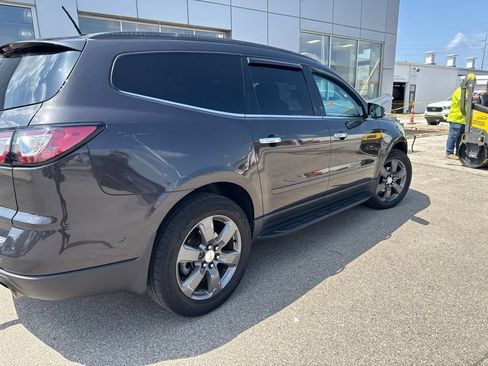 Used 2017 Chevrolet Traverse LT FWD image 3