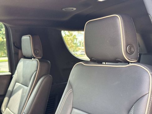 Used 2025 Chevrolet Suburban Premier RWD image 18