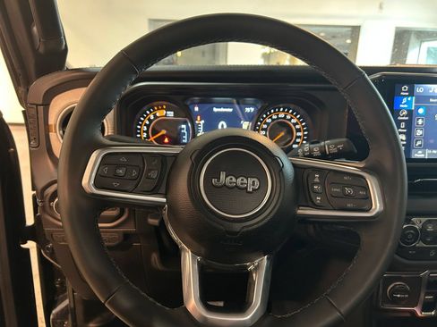 Used 2025 Jeep Wrangler Unlimited Sahara AWD/4WD image 28